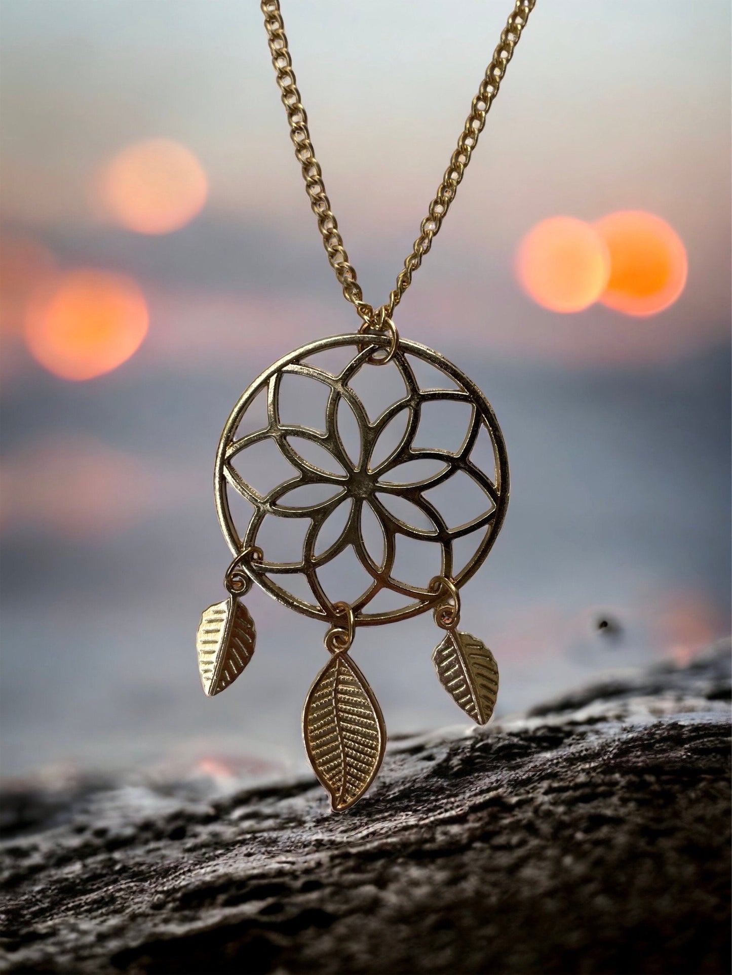 Stunning vintage dreamcatcher necklace with feather dangles