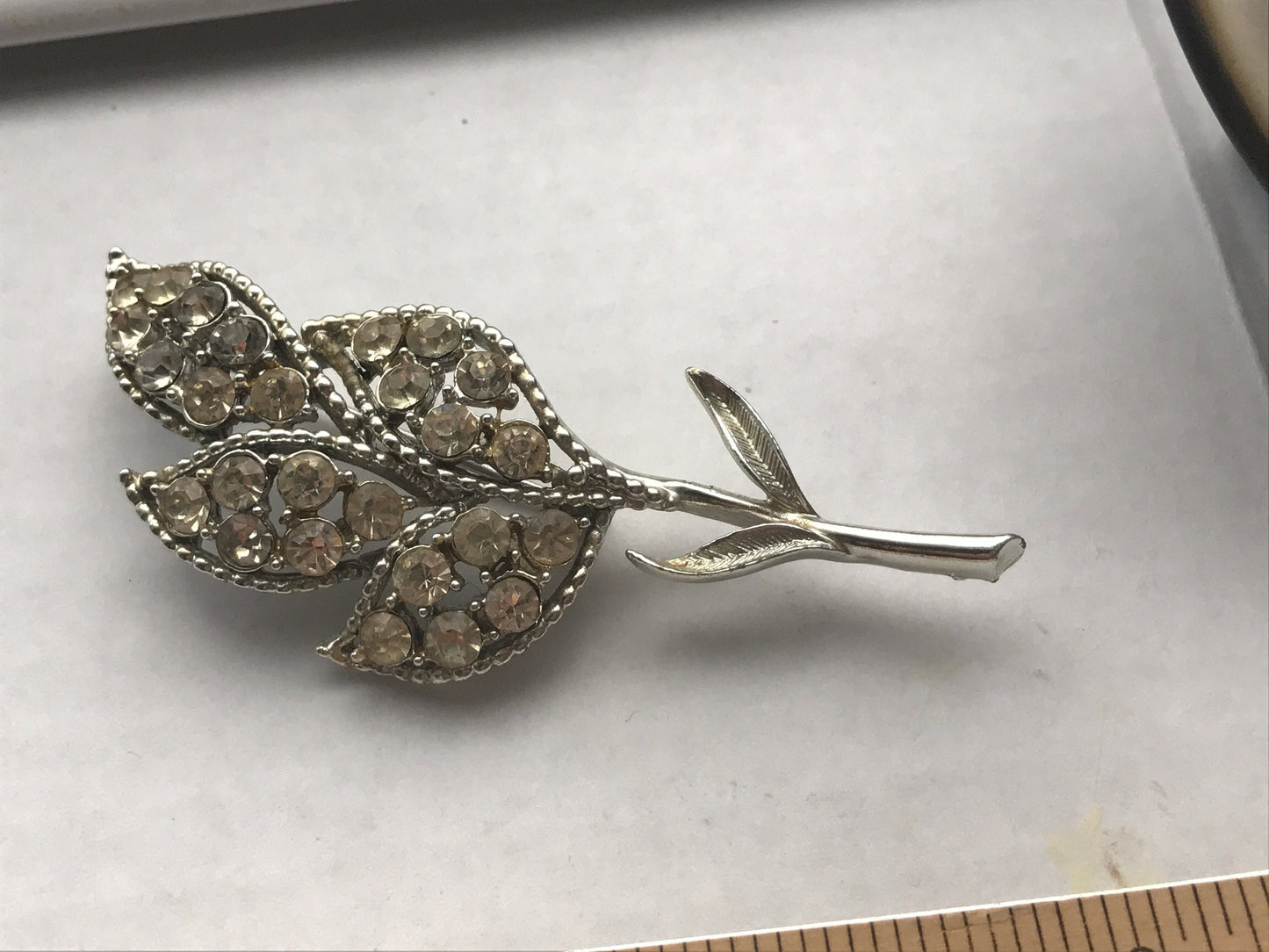 Stunning silvertone vintage rhinestone pin