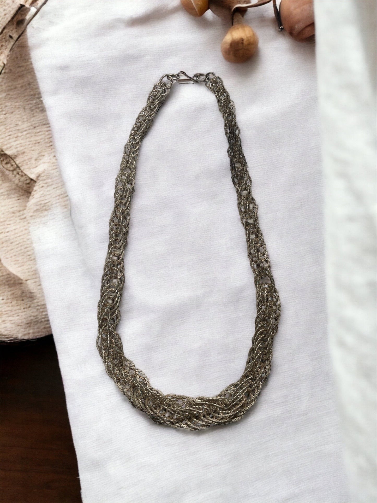 Beautiful vintage silvertone graduated metal necklace - approx. 22 inches