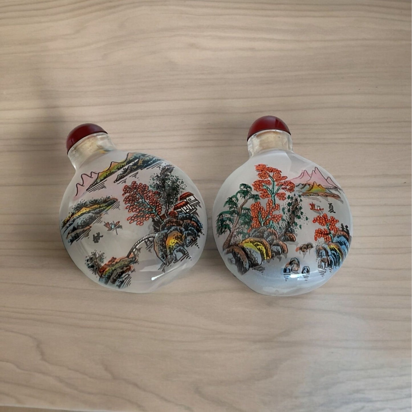 Set of 4 stunning handpainted vintage Chinese snuff bottles in original box