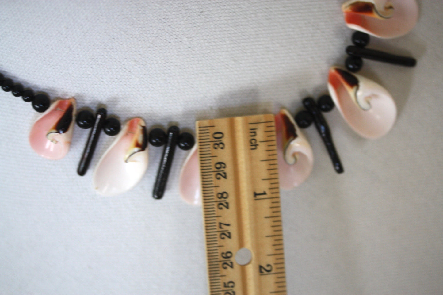 Stunning pink Luhuanas shell and black beaded vintage necklace