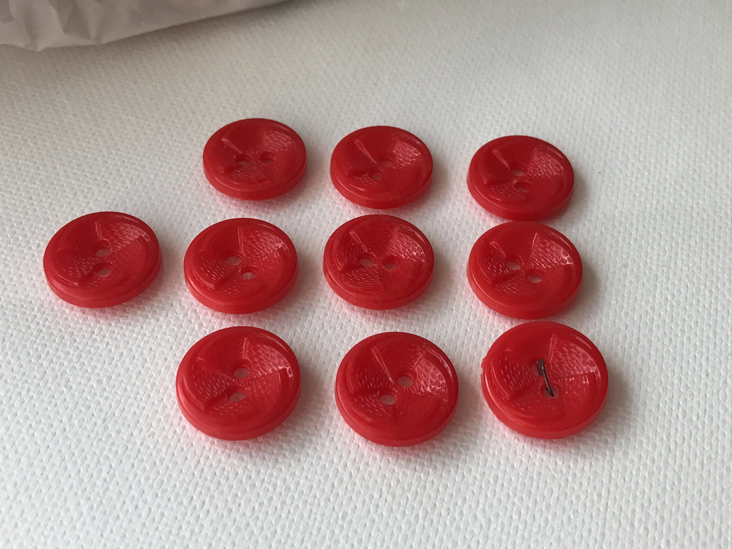 Lot of red textured vintage buttons - flat backs