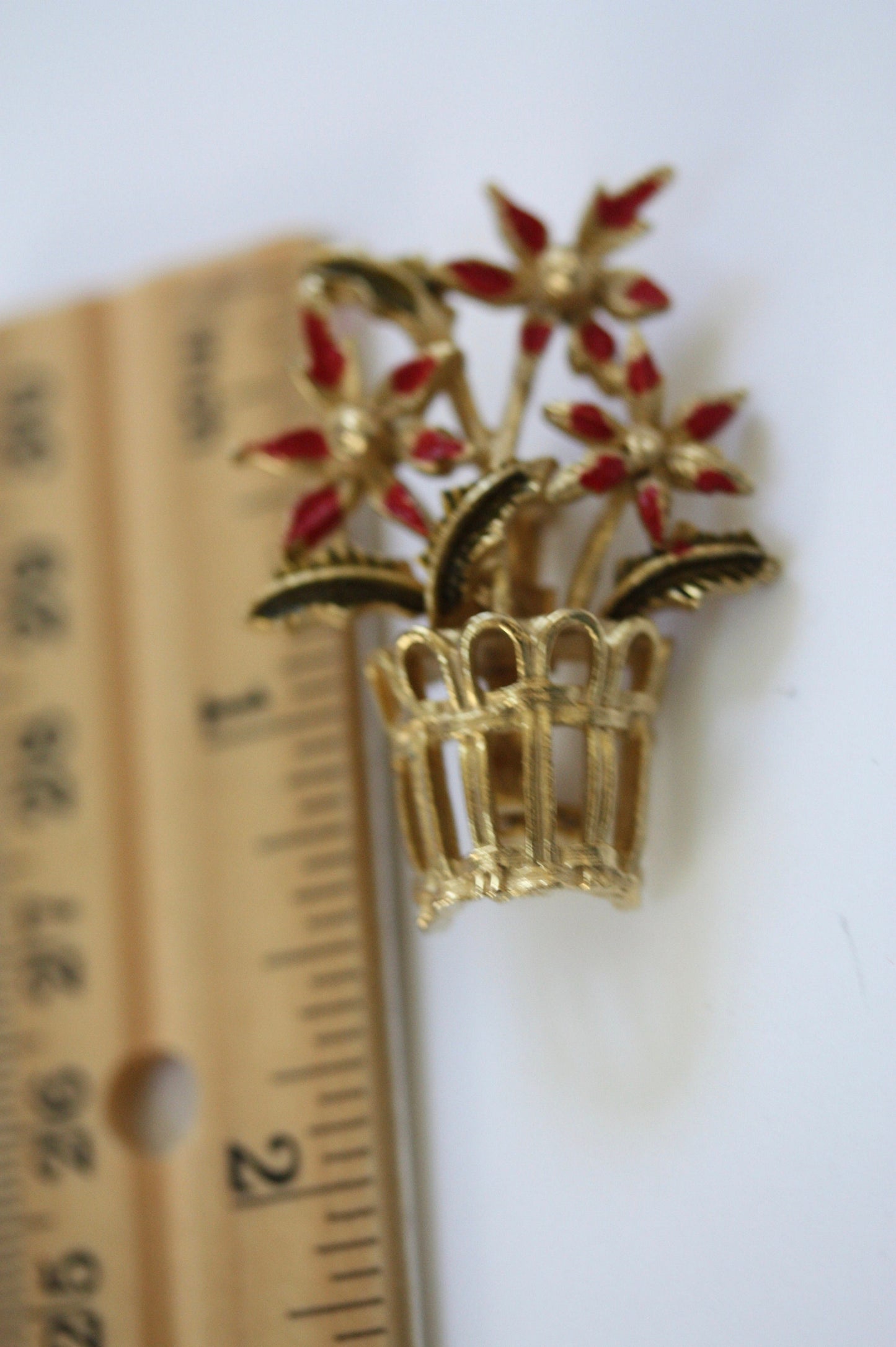 Goldtone basket of Chrysanthemums - stunning vintage Christmas pin
