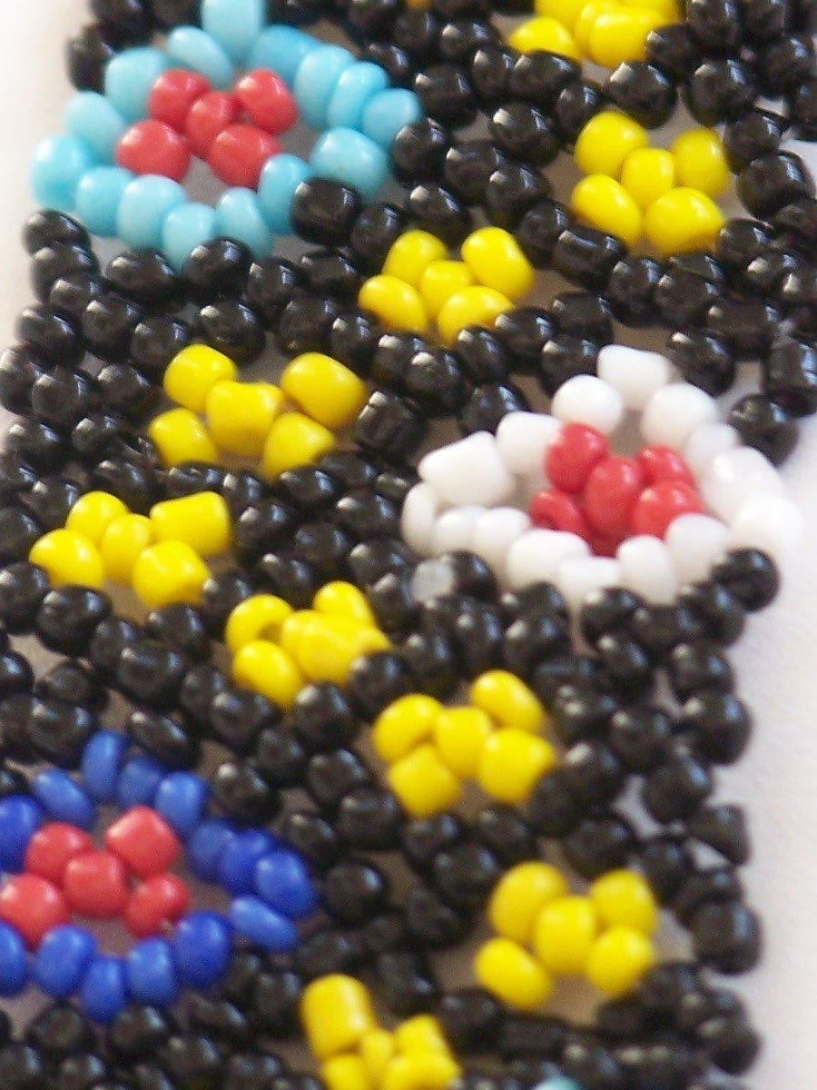 Beaded Bracelet: Vintage Handcrafted Style (7 Inches)