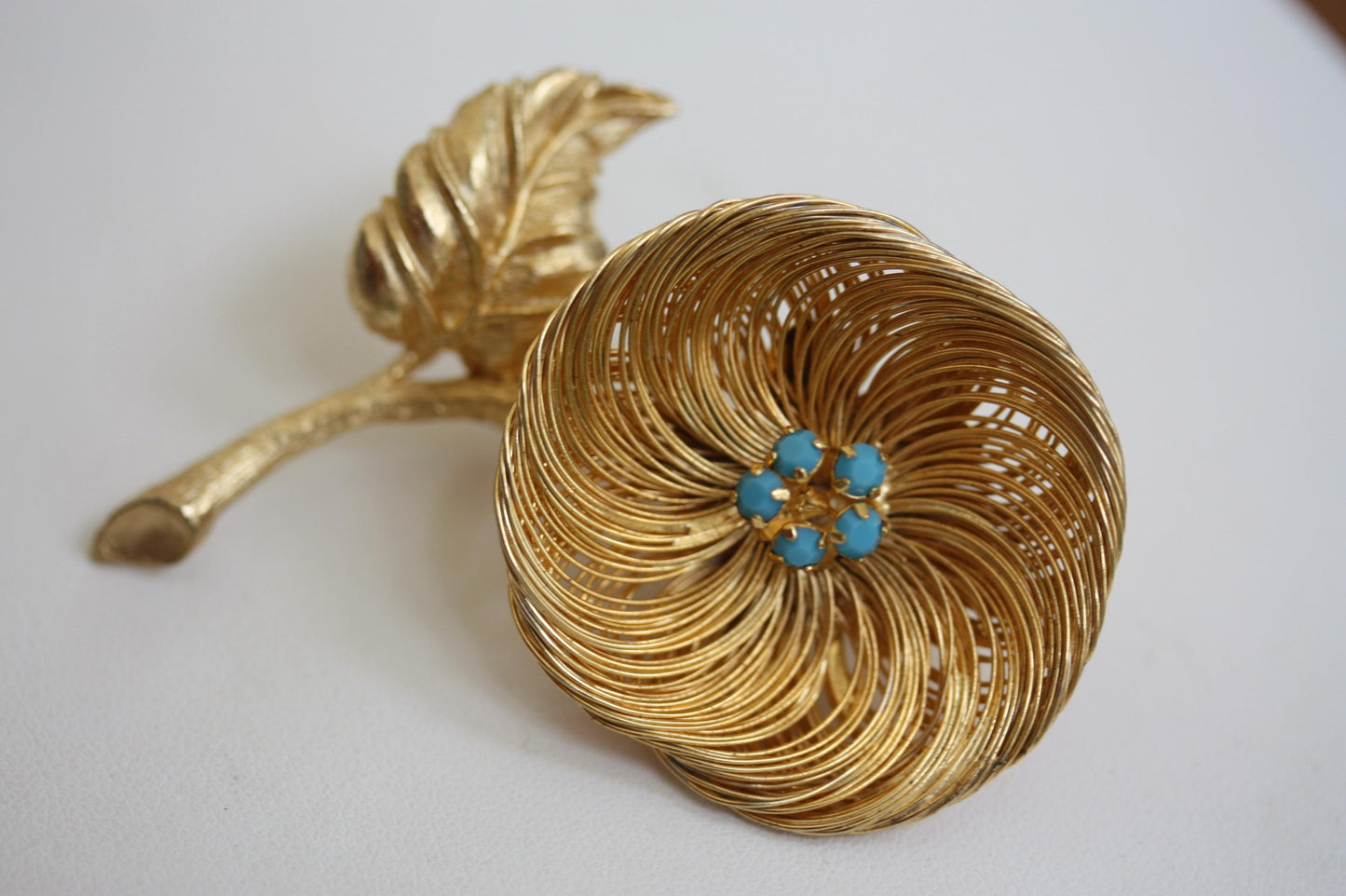 Stunning Vintage Gold Wire Wrapped Flower Turquoise Blue Rhinestone Brooch Pin