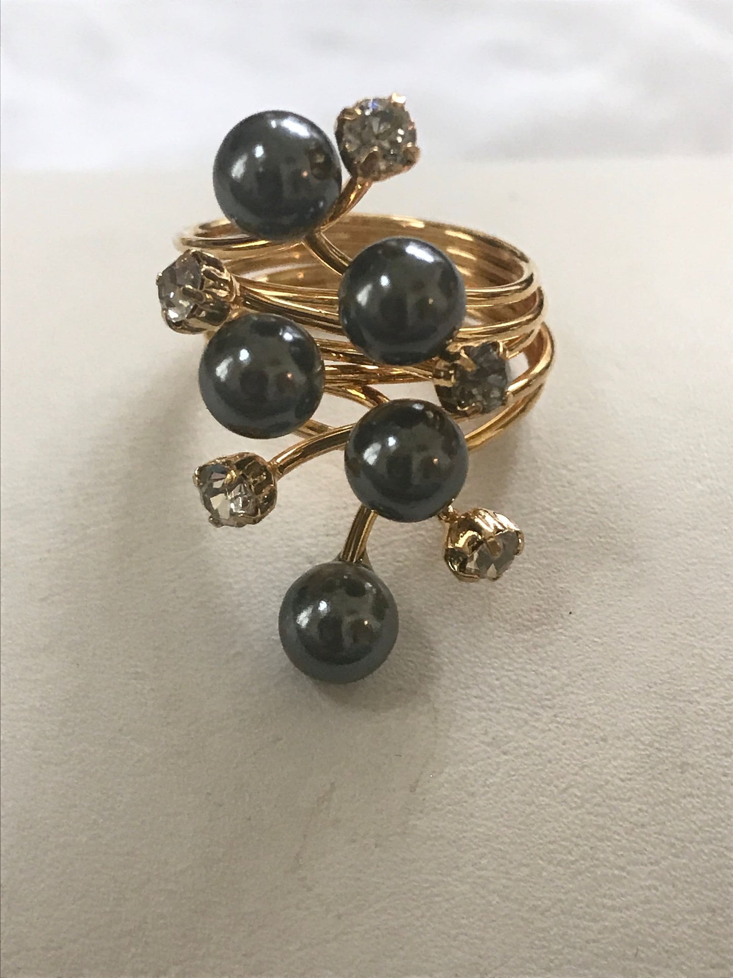 Black faux pearl and rhinestone stunning vintage ring - goldtone band