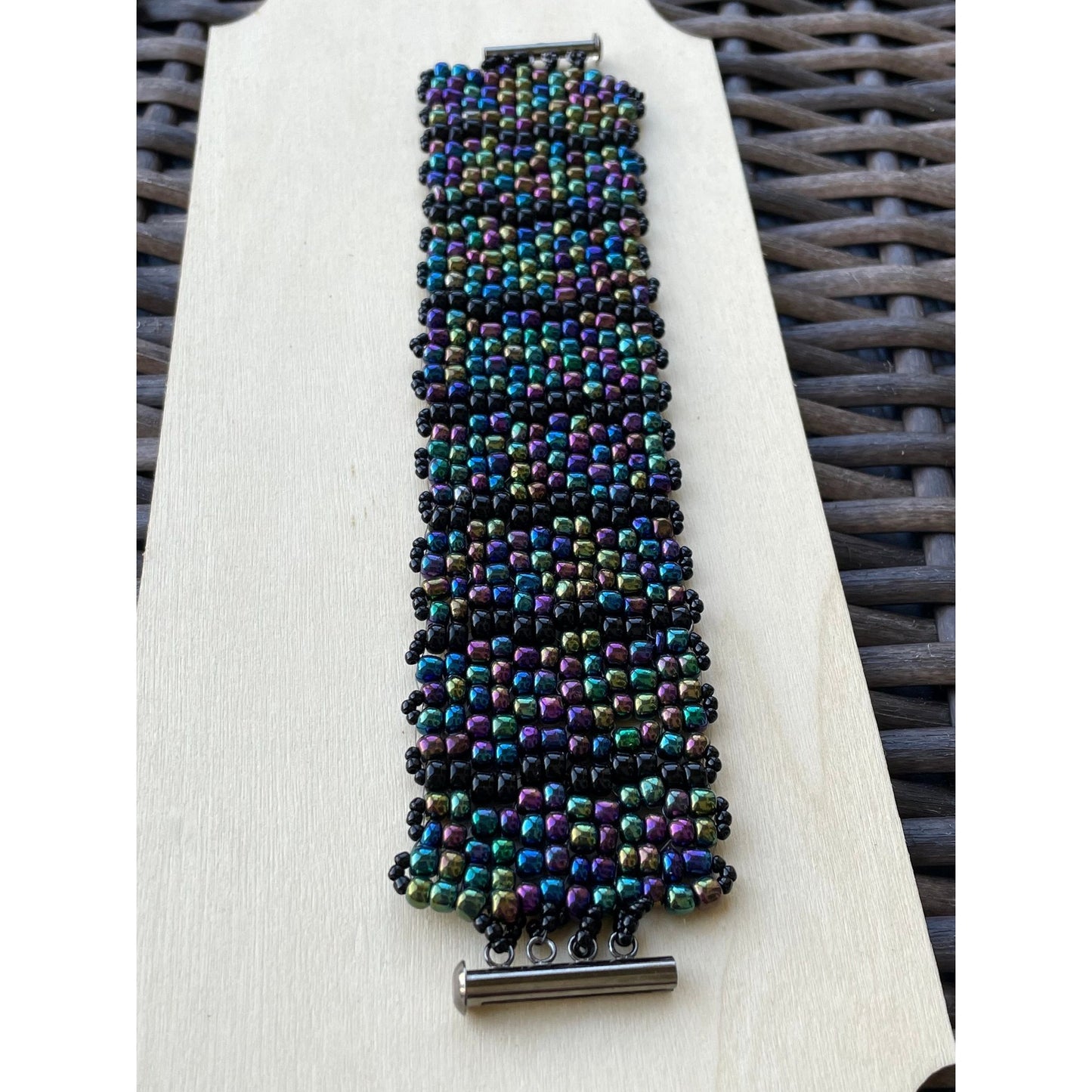 Stunning vintage royal blue iridescent handmade bead woven vintage beadwork bracelet with silvertone toggle clasp