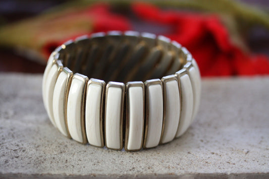 Metal expandable white vintage bracelet - stunning