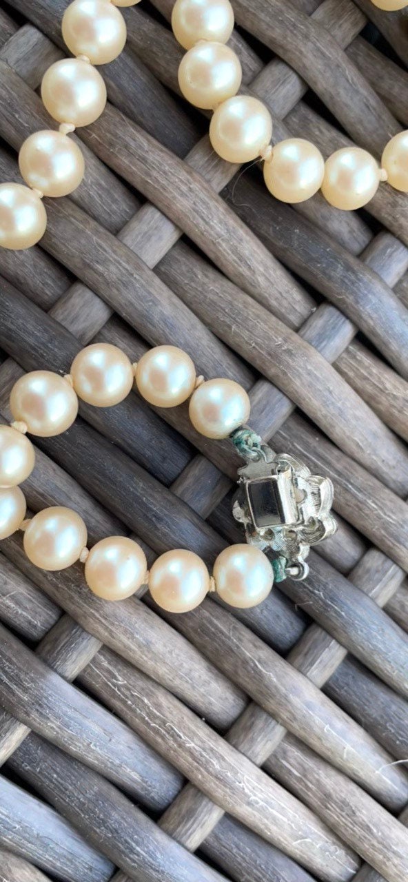 Elegant single strand vintage faux pearl necklace with beautiful rhinestone clasp