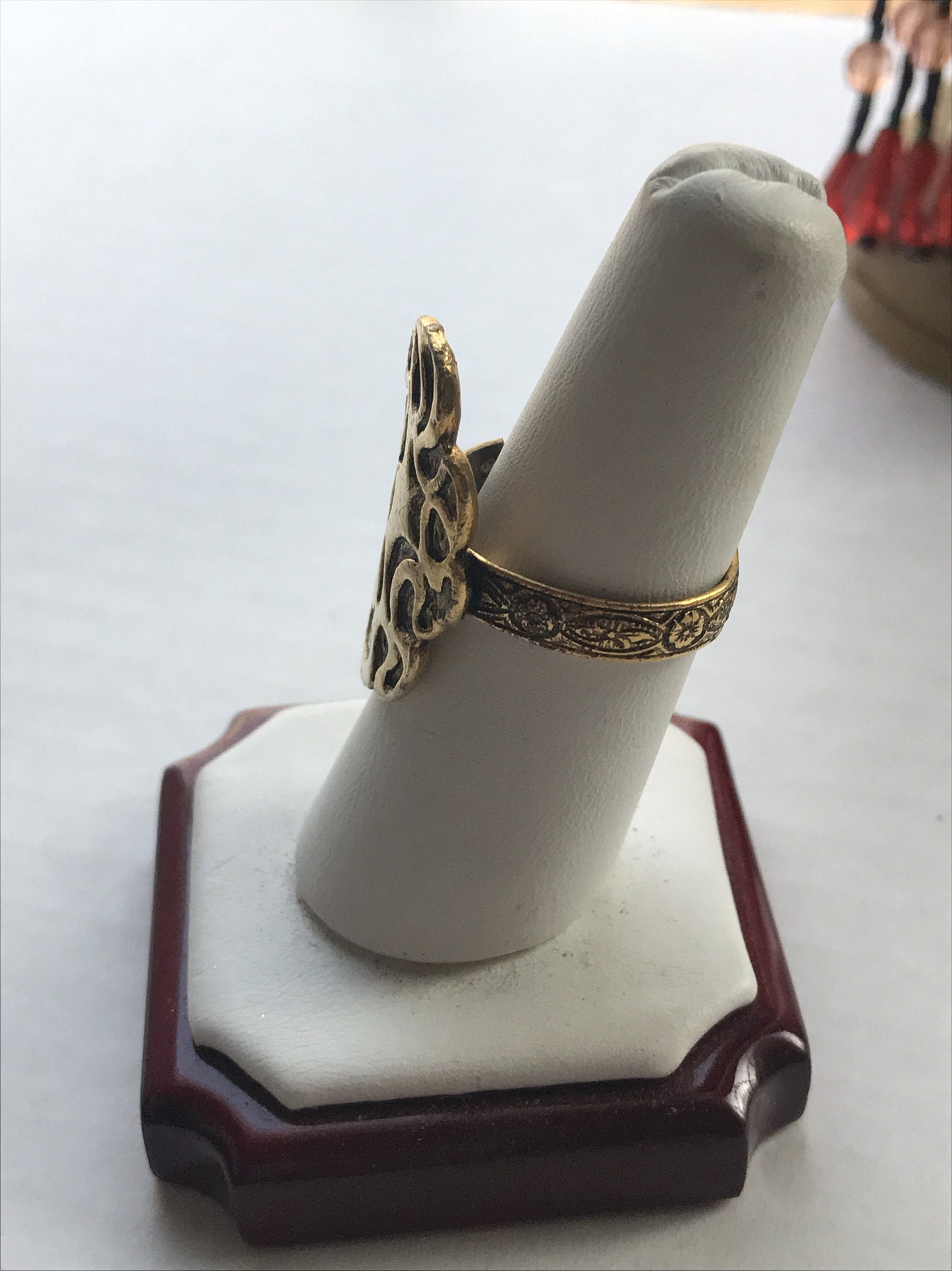 Stunning goldtone vintage ring