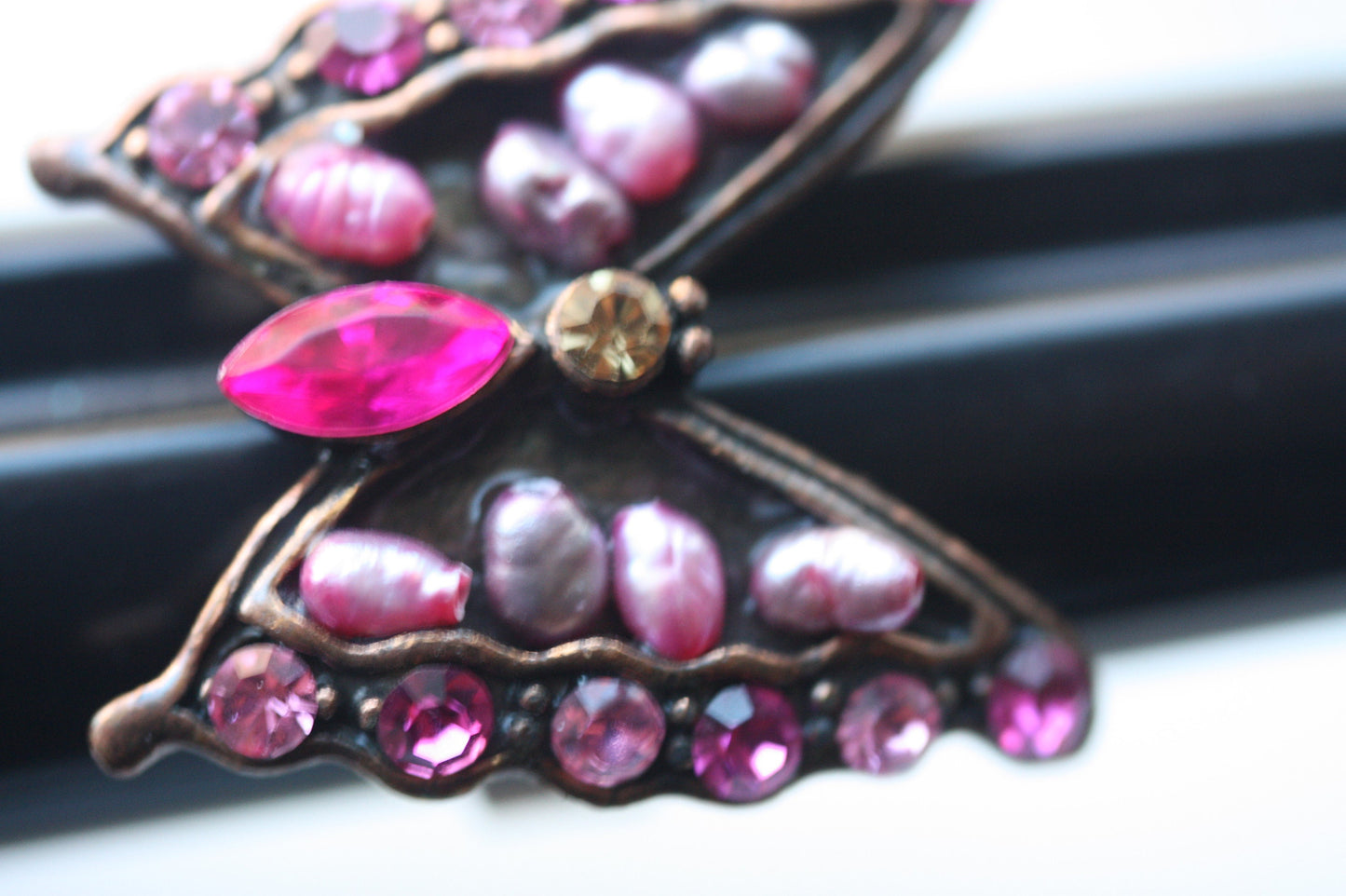 Stunning butterfly ring with pearls and rhinestones