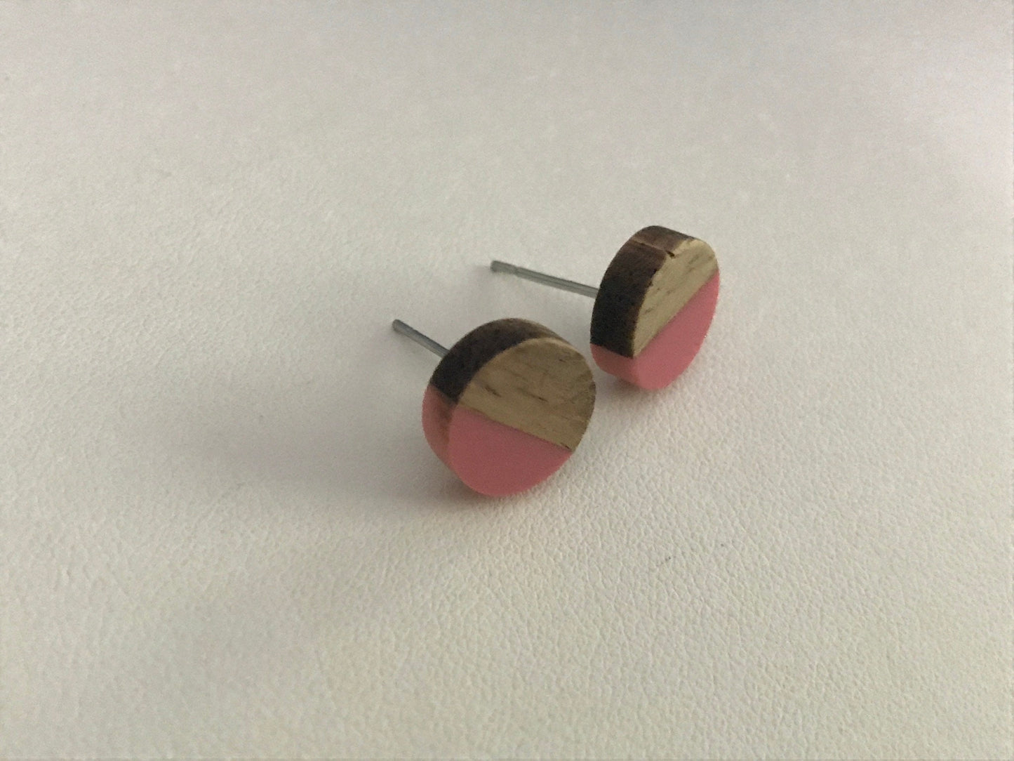Resin and wood stud earrings - pink
