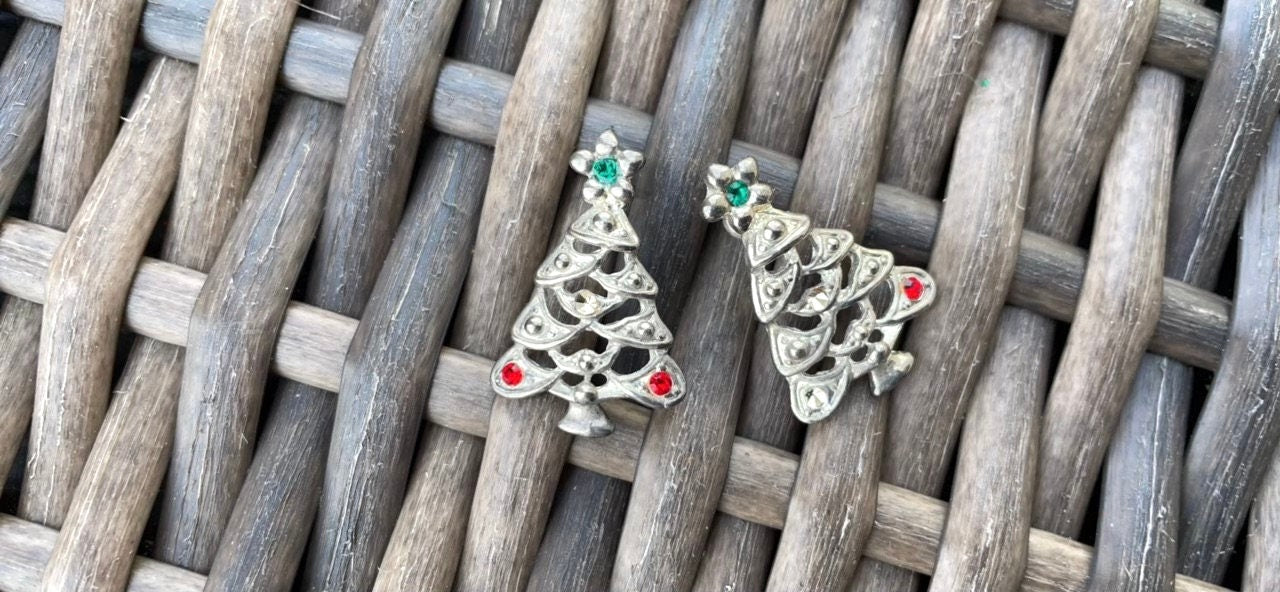 Stunning vintage rhinestone Christmas tree stud earrings - Please read description