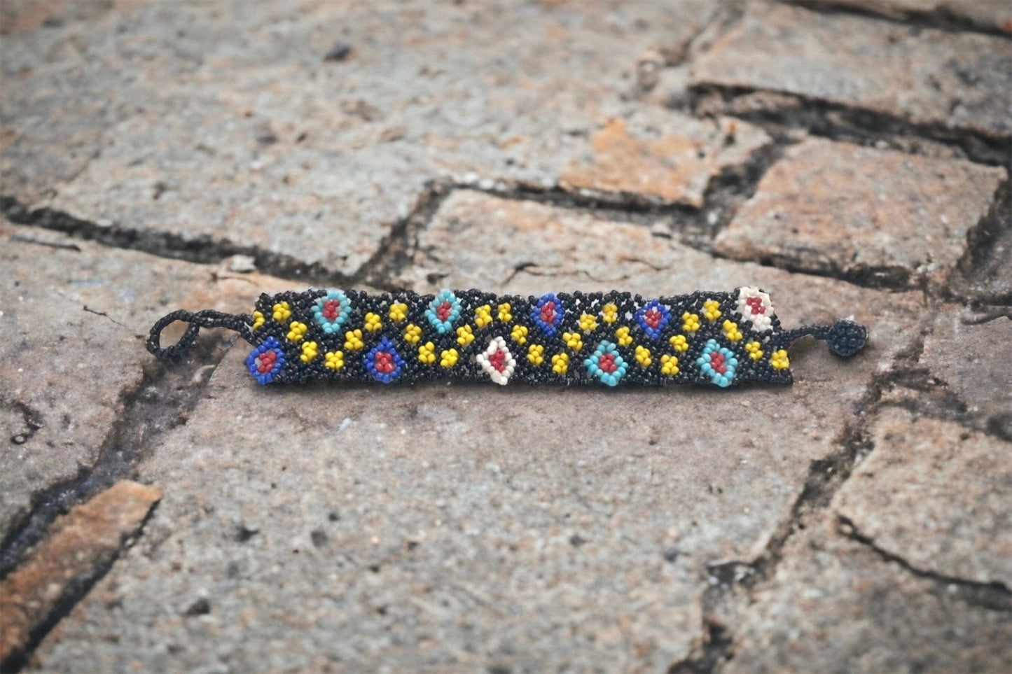 Beaded Bracelet: Vintage Handcrafted Style (7 Inches)