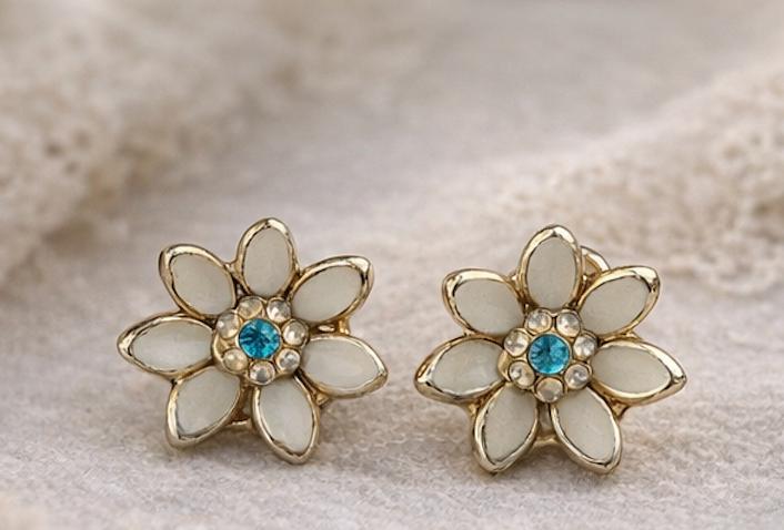 Vintage 1950s Flower Earrings – Cream Enamel & Aqua Rhinestone – Gold Tone Screw Back – Retro Spring Floral Jewelry
