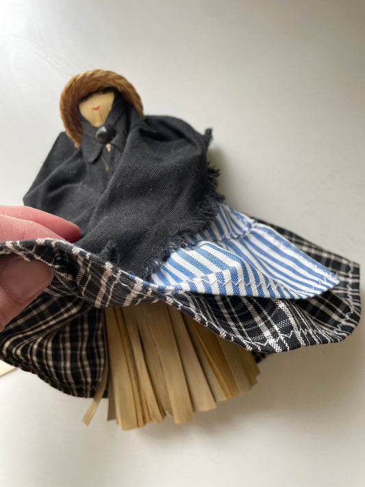 Stunning vintage collectible corn husk Doll - from Lanzarate Canary Island - with handwoven basket