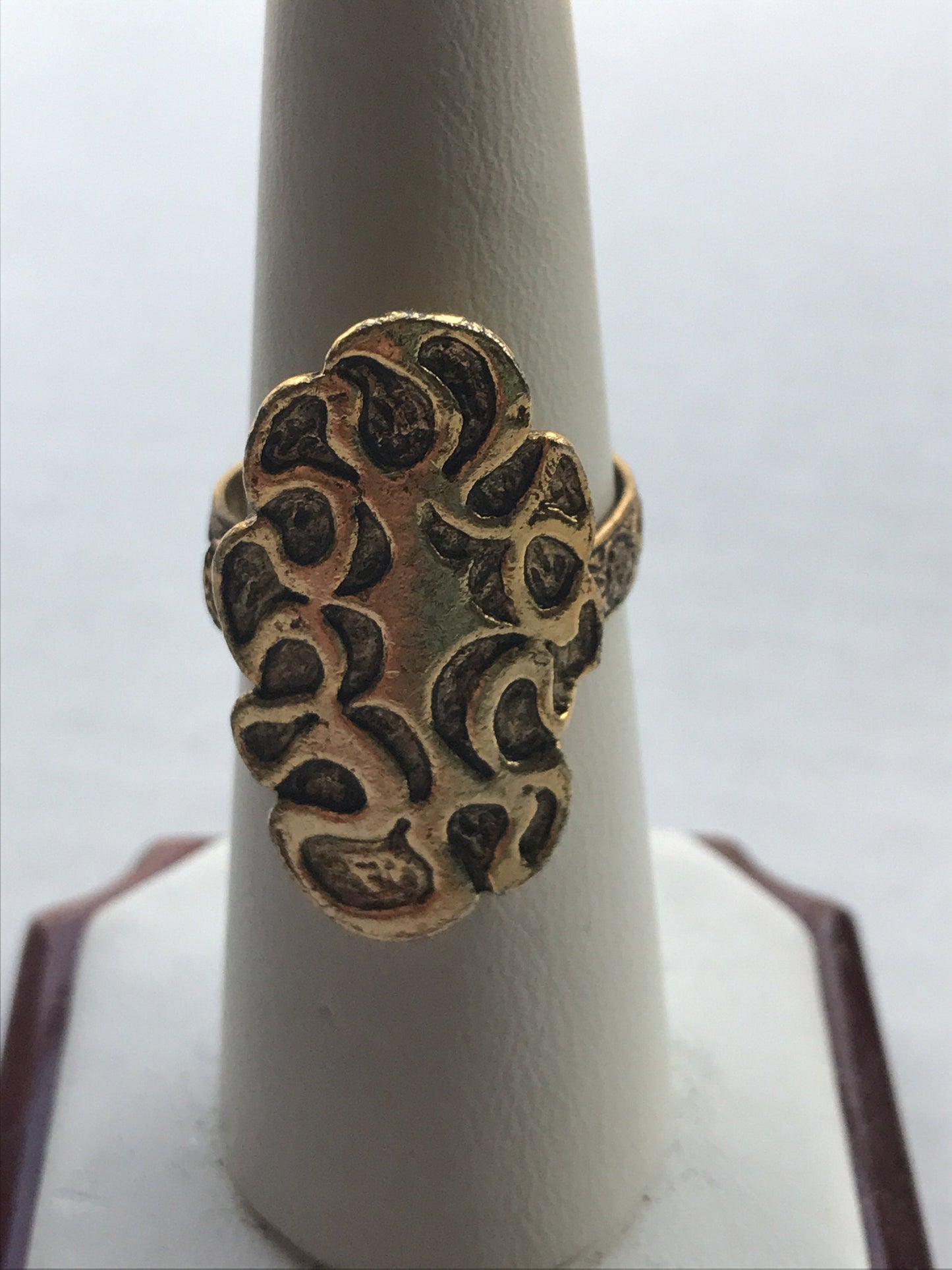 Stunning goldtone vintage ring