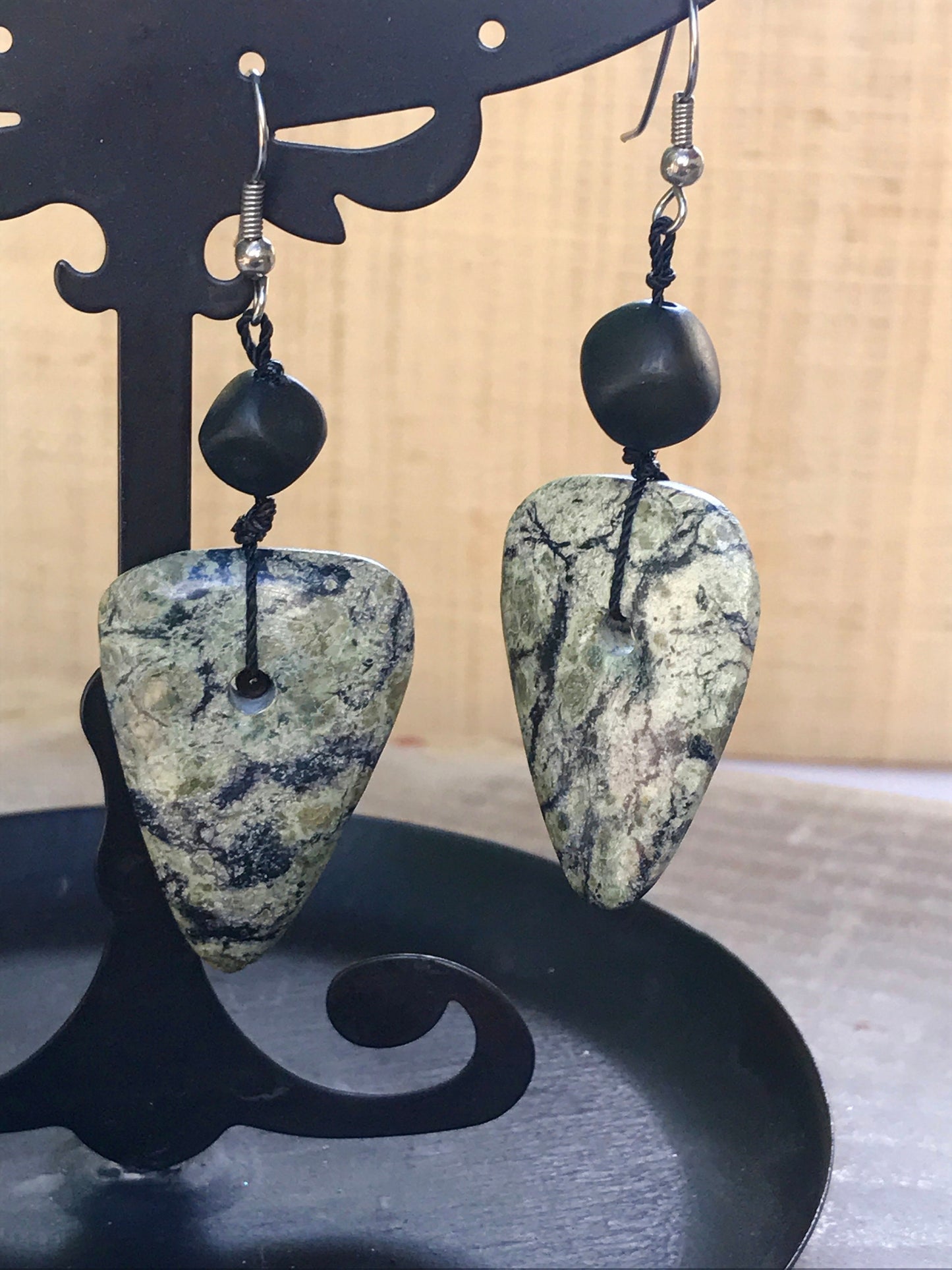 Stunning vintage stone arrowhead style earrings