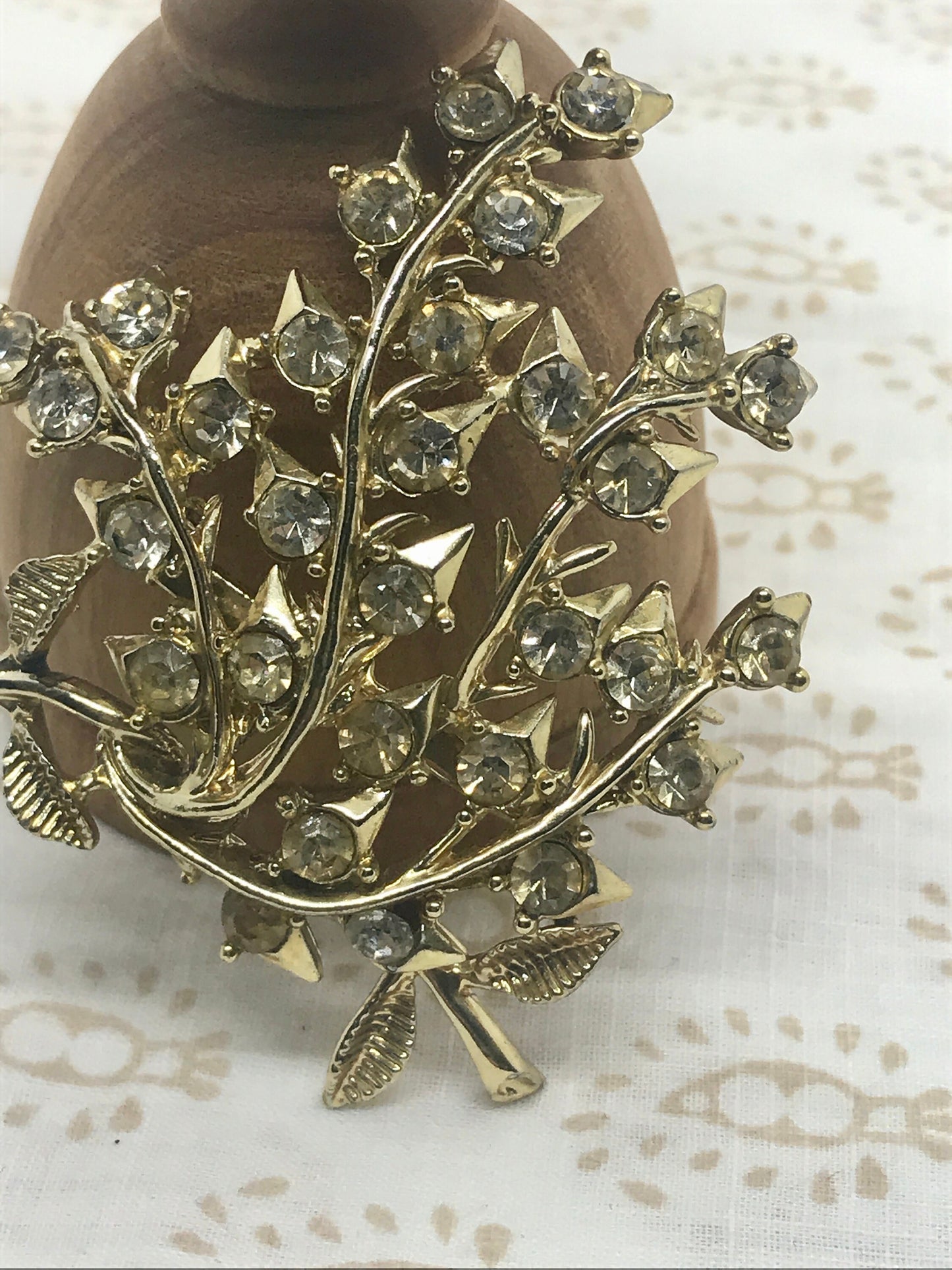 Stunning vintage rhinestone pin
