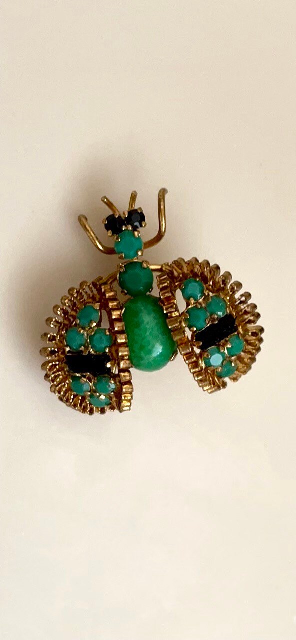 Stunning vintage bee pin with wired wings - unsigned