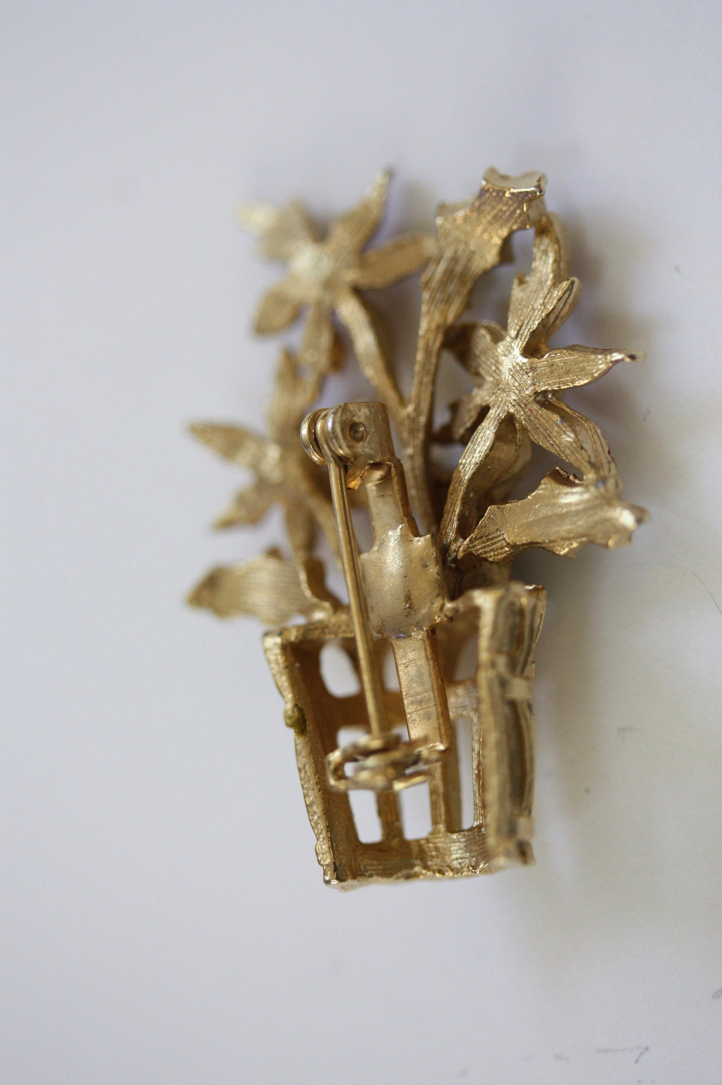 Goldtone basket of Chrysanthemums - stunning vintage Christmas pin