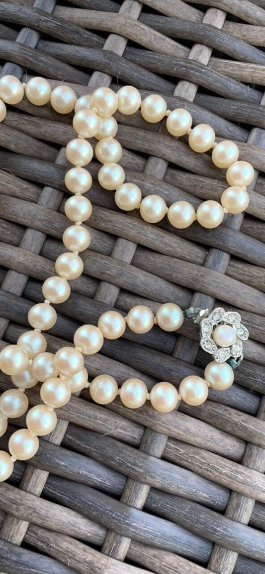 Elegant single strand vintage faux pearl necklace with beautiful rhinestone clasp