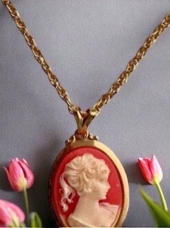 Stunning vintage faux cameo necklace