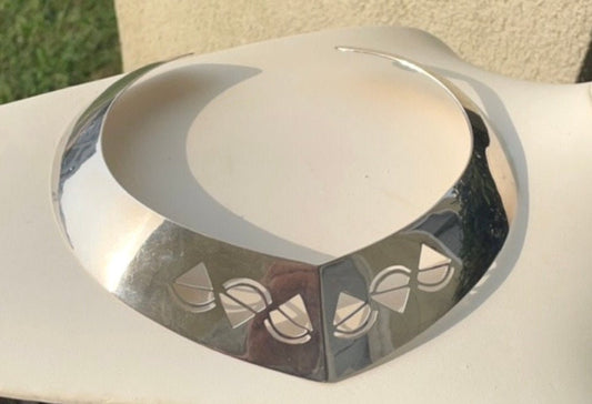 Silvertone with geometric pattern unique vintage stunning choker necklace