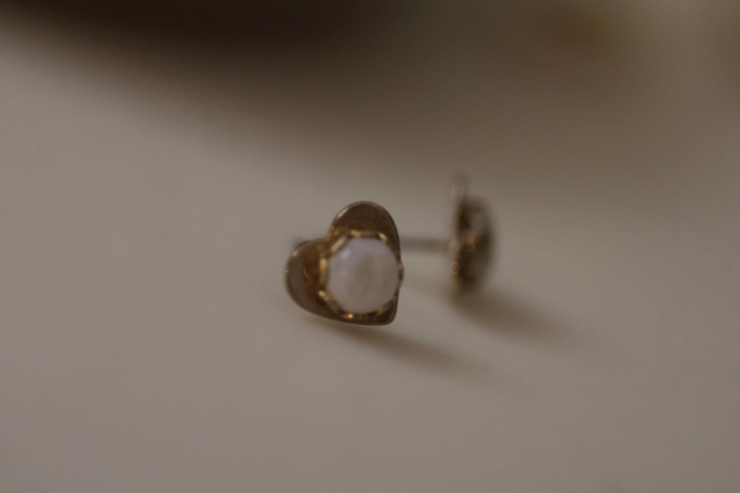 White stone in tiny goldtone hearts - vintage stud earrings - 8 mm