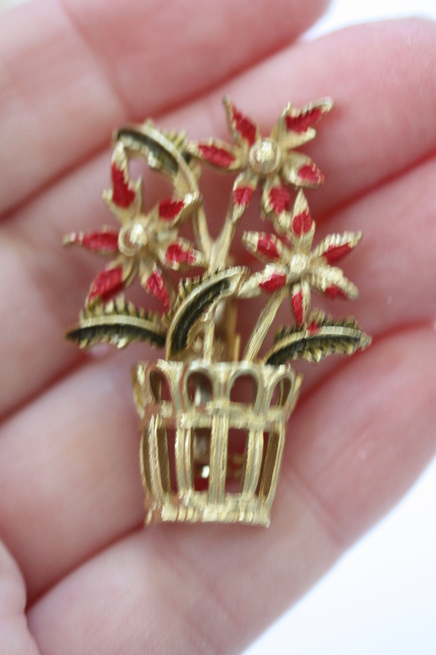 Goldtone basket of Chrysanthemums - stunning vintage Christmas pin