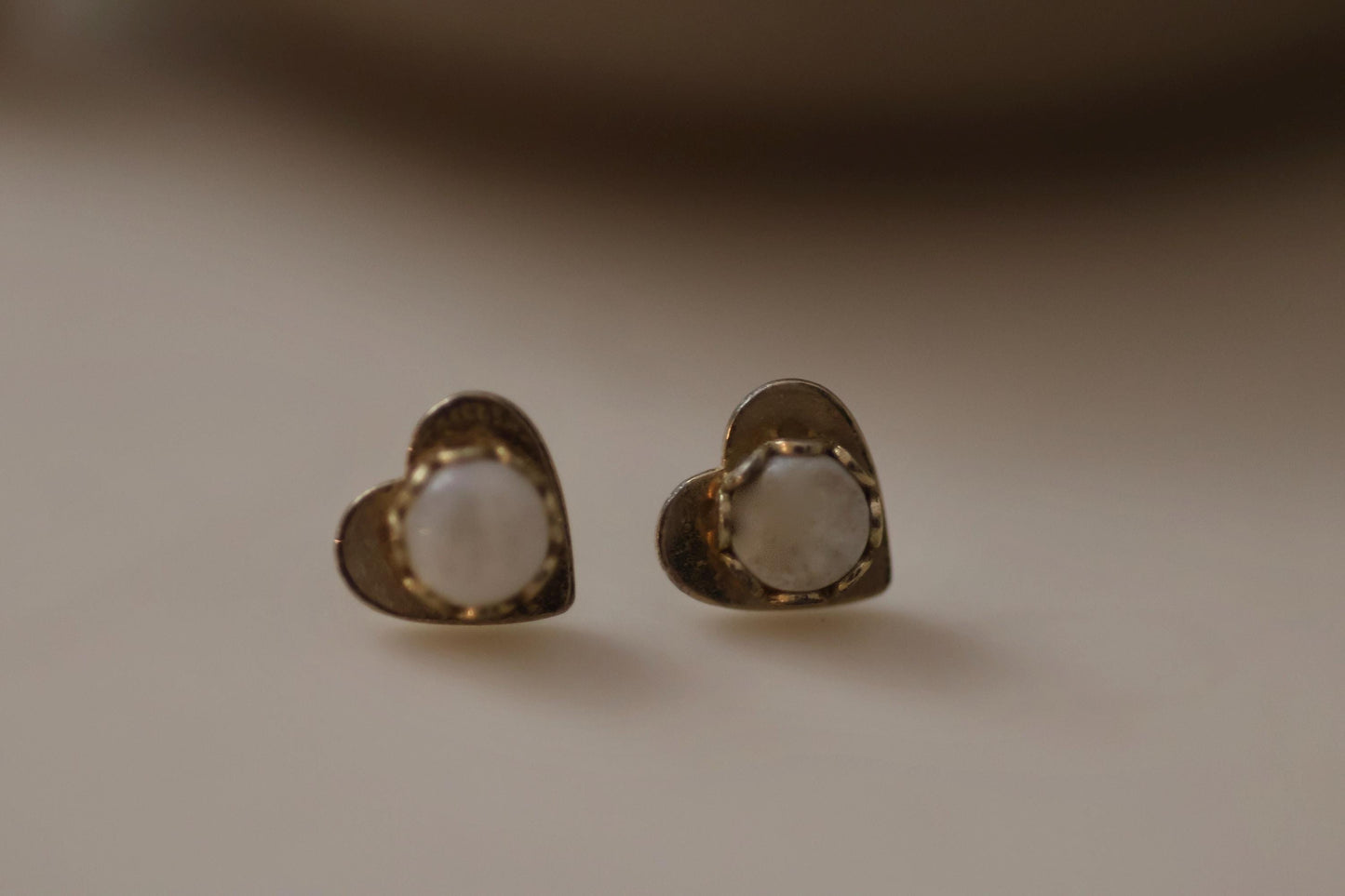 White stone in tiny goldtone hearts - vintage stud earrings - 8 mm