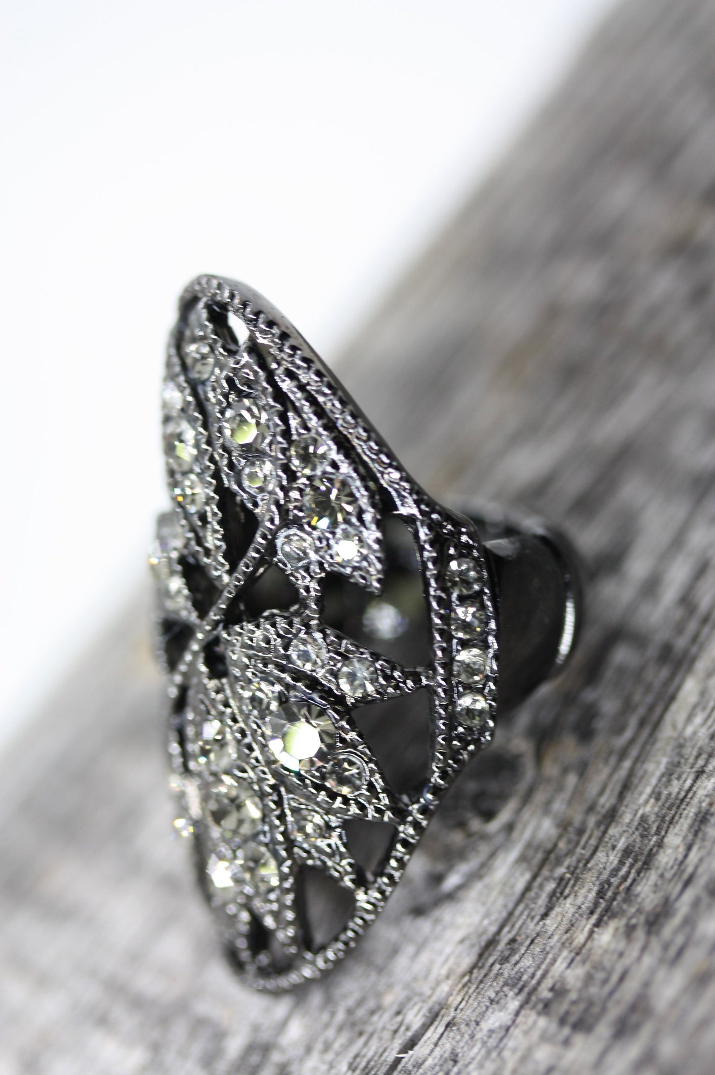 Stunning vintage costume jewelry ring - black with rhinestones