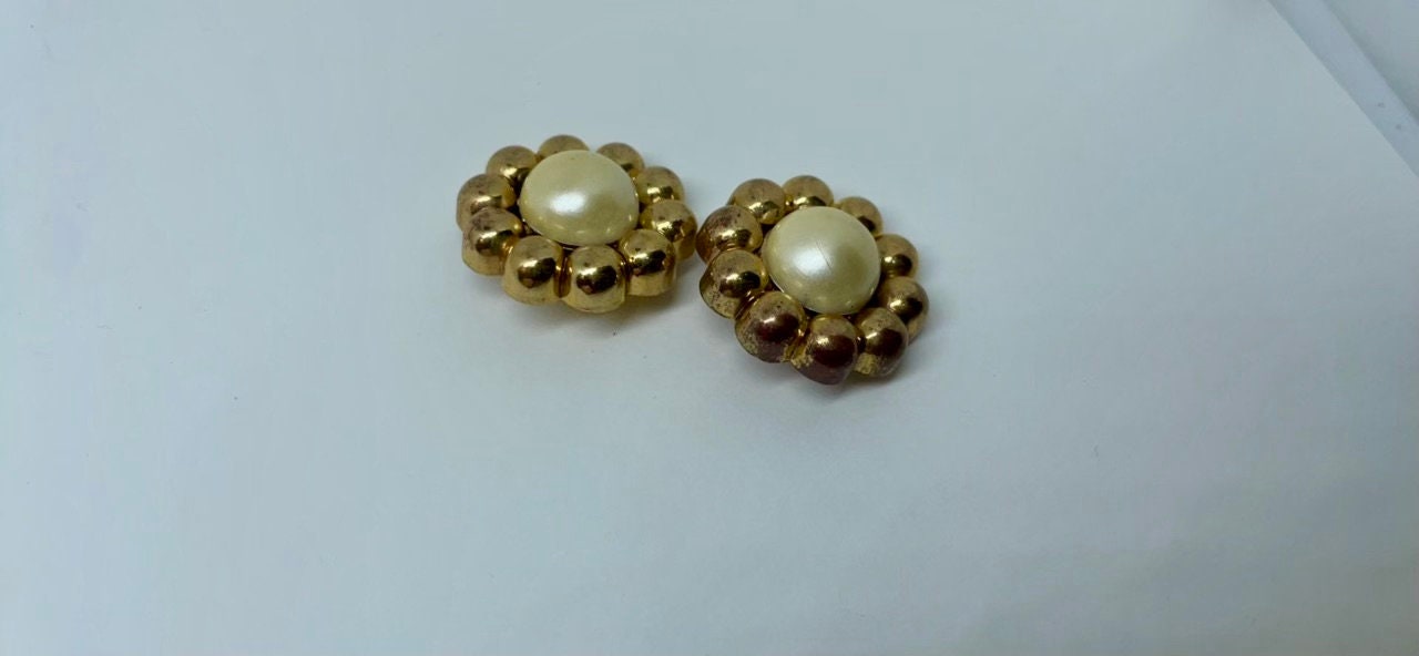 Lot of round flower-shaped gold and faux pearl vintage buttons