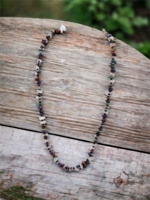 Simple elegance - 24-inch semi-precious stone chips vintage necklace