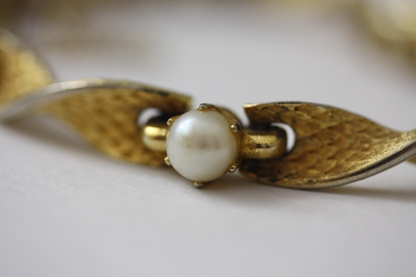 Vintage signed Lisner gold and pearl bracelet with security clasp - 7"