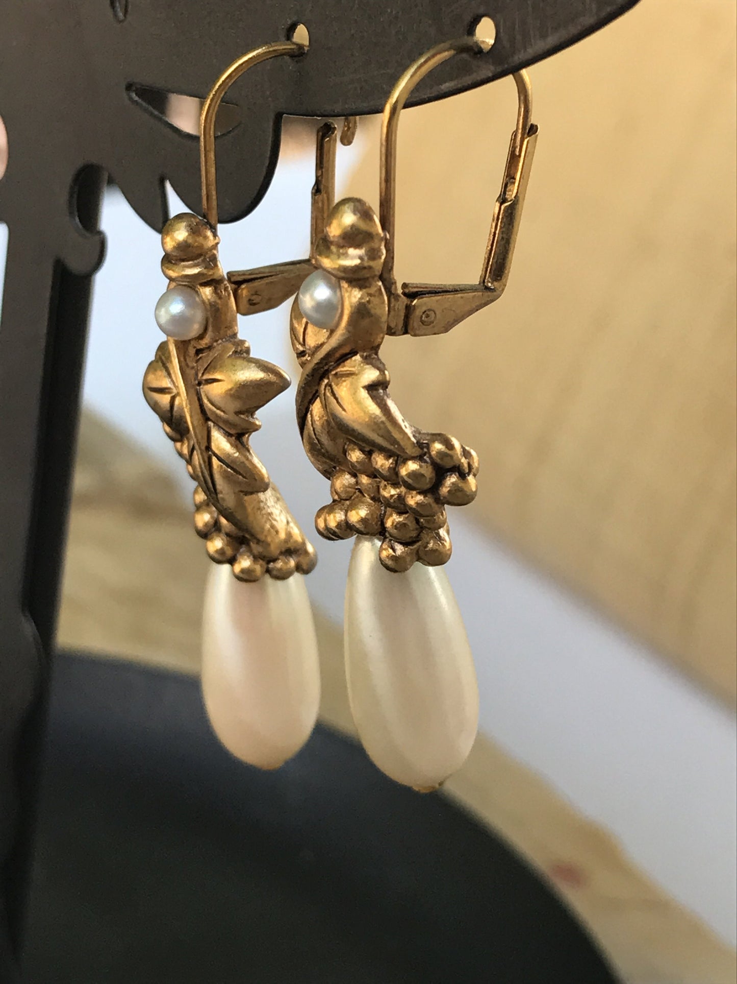 Goldtone Faux Pearl drop stunning vintage earrings