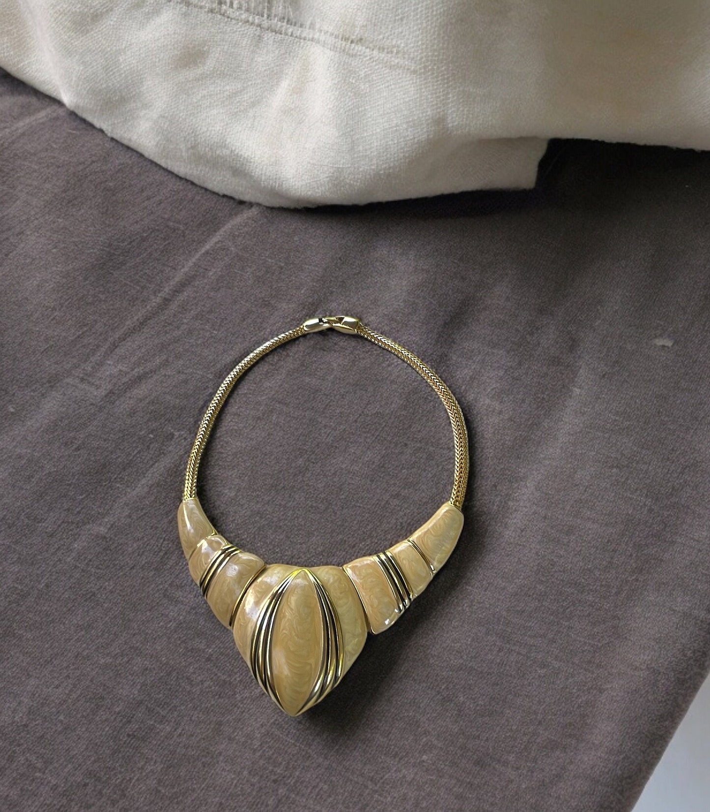 Stunning cream and gold enamel vintage necklace