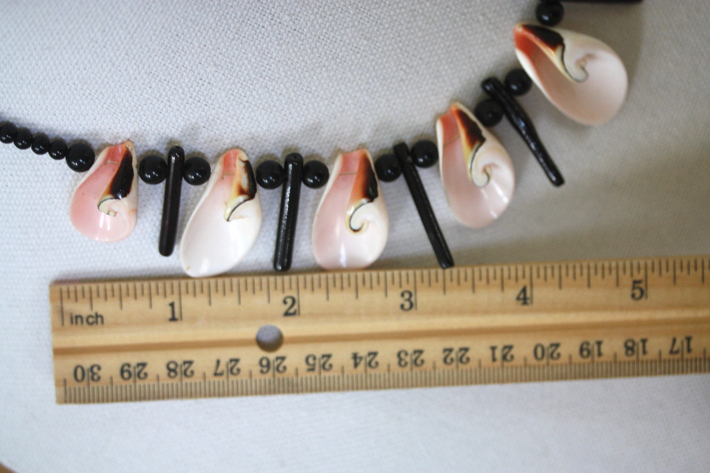 Stunning pink Luhuanas shell and black beaded vintage necklace