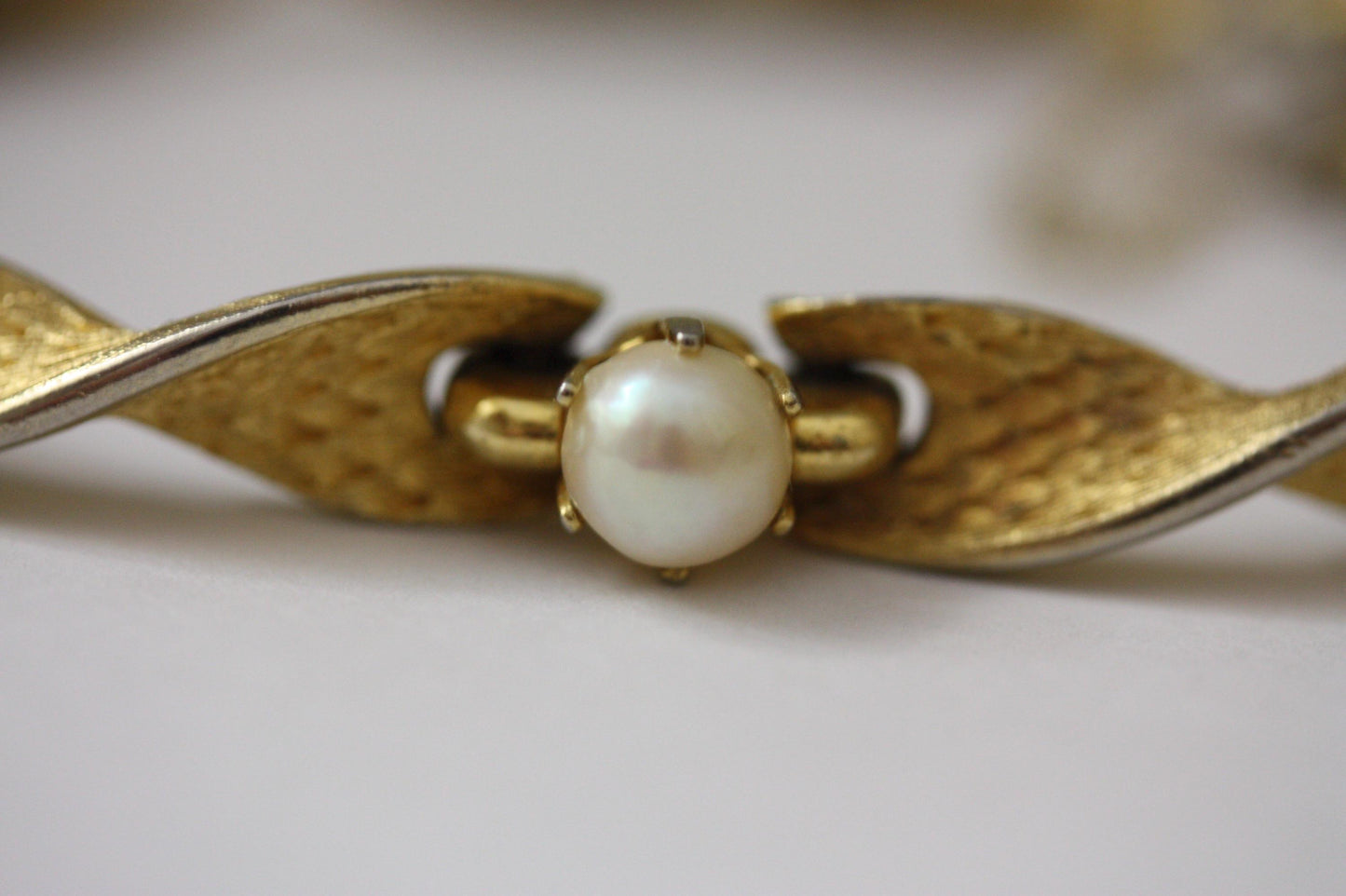 Vintage signed Lisner gold and pearl bracelet with security clasp - 7"