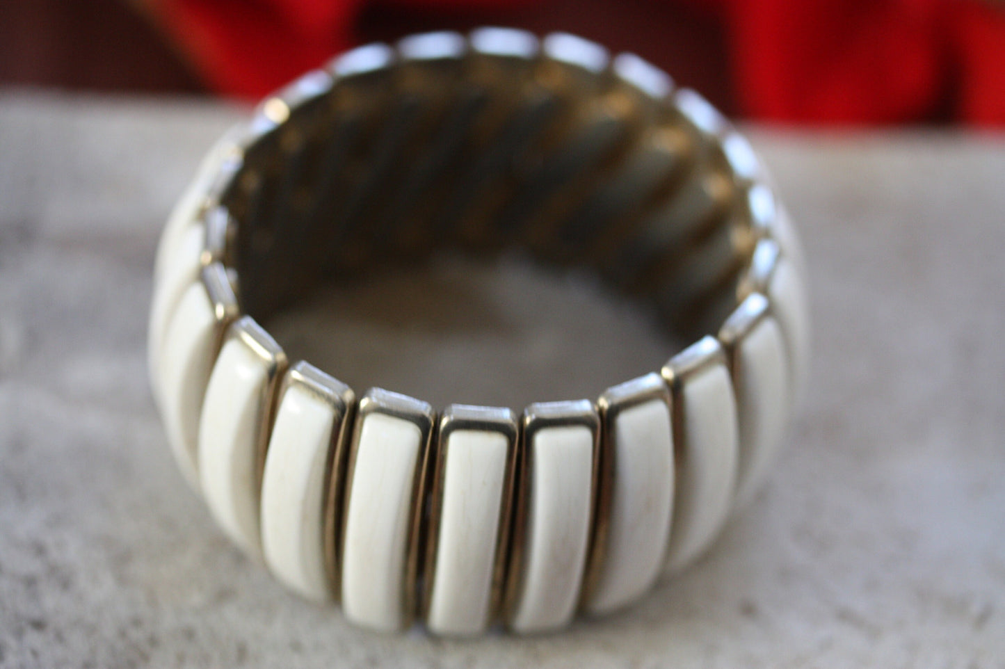 Metal expandable white vintage bracelet - stunning