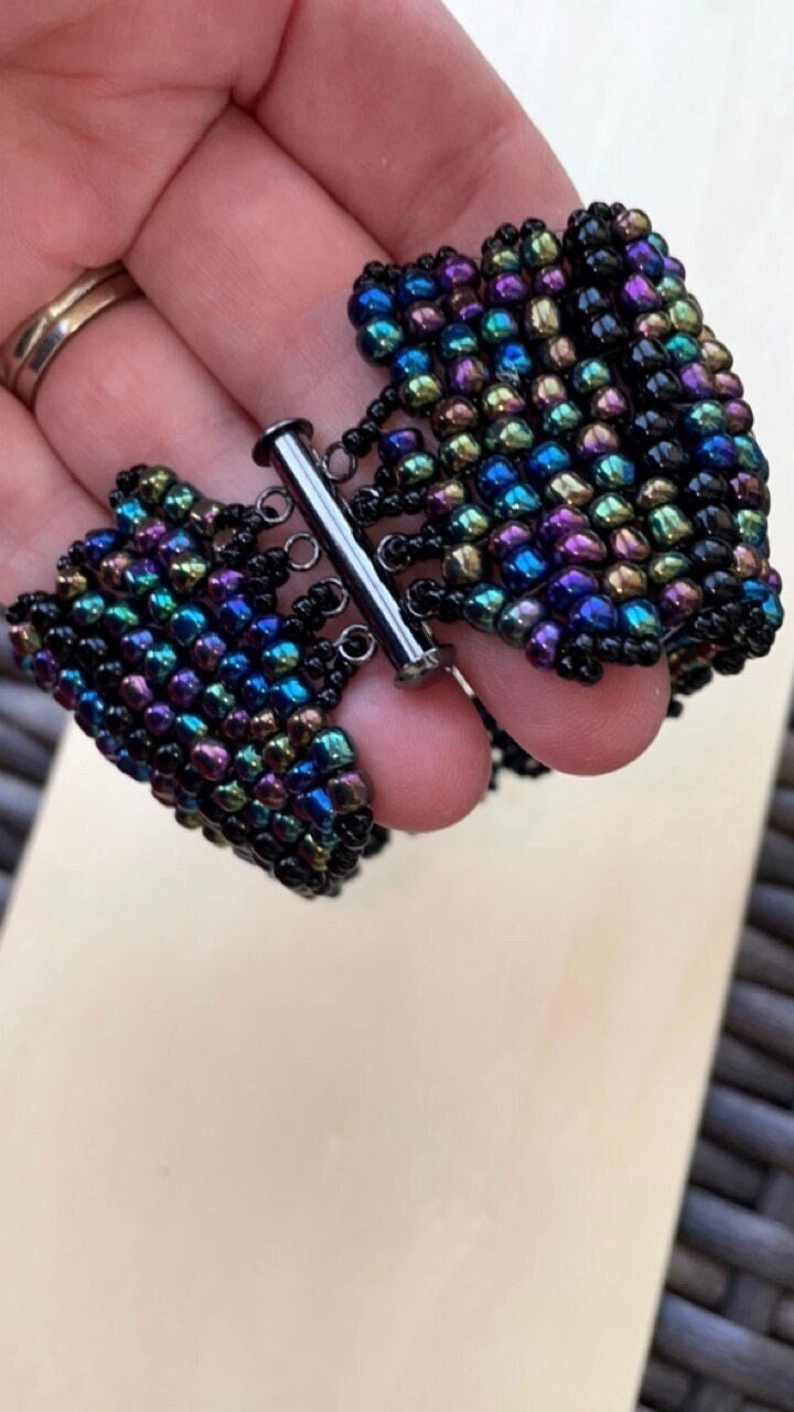 Stunning vintage royal blue iridescent handmade bead woven vintage beadwork bracelet with silvertone toggle clasp