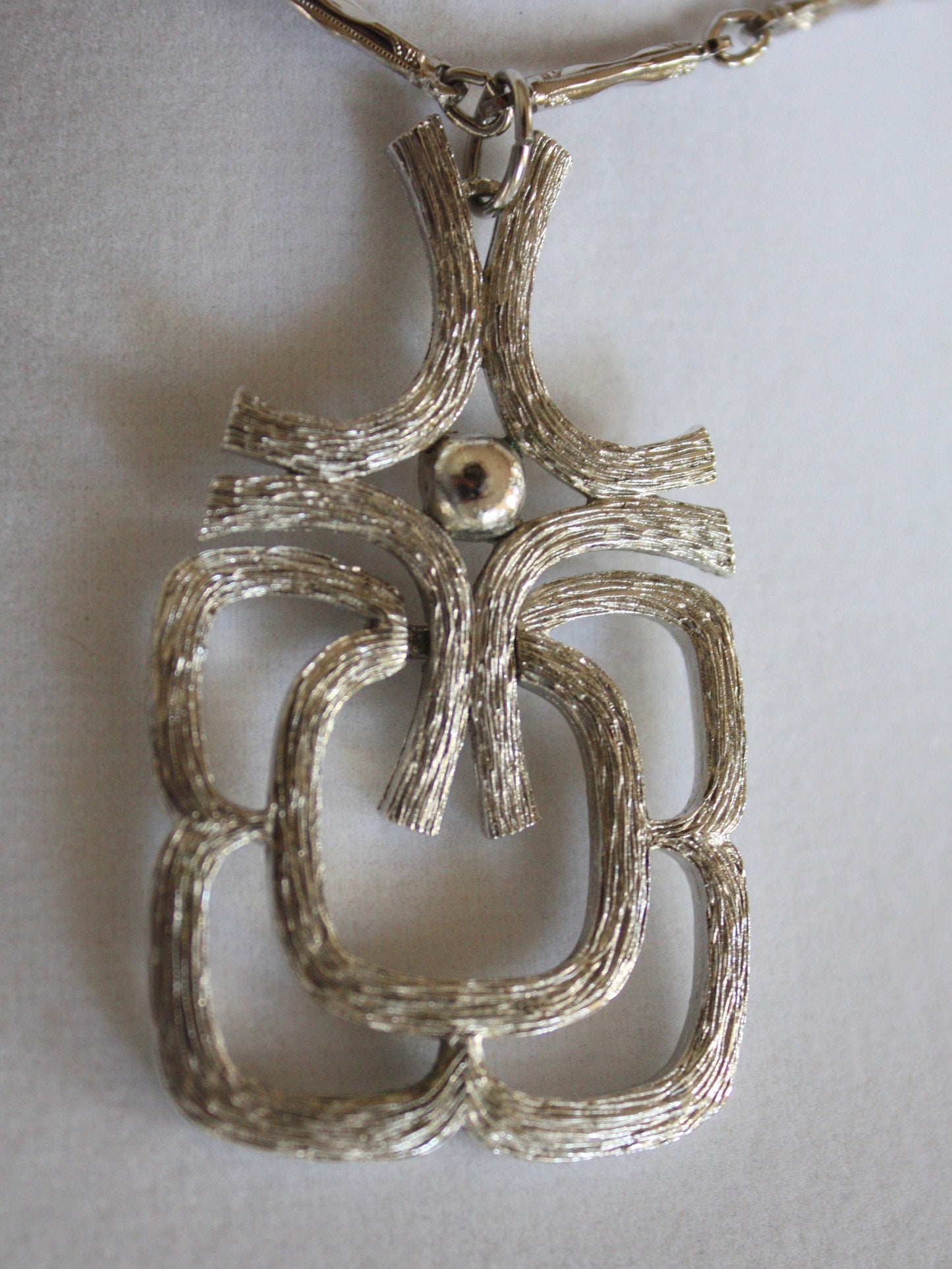 Stunning unique art deco style unsigned vintage silvertone necklace