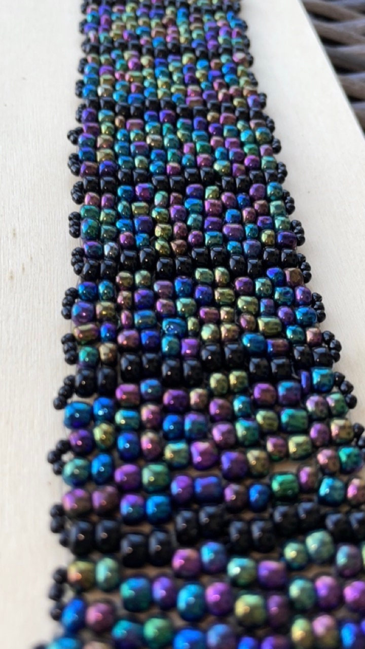 Stunning vintage royal blue iridescent handmade bead woven vintage beadwork bracelet with silvertone toggle clasp