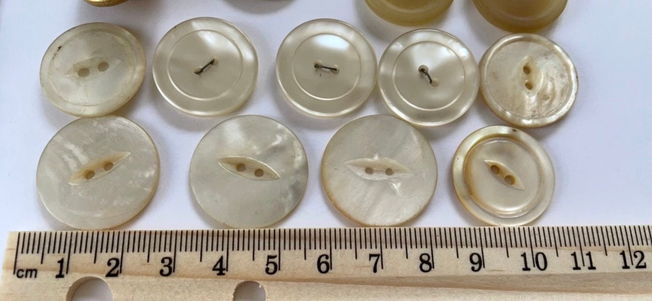 Lot of vintage buttons - from Holland and elsewhere - mother of pearl and shades of white / cream / yellow