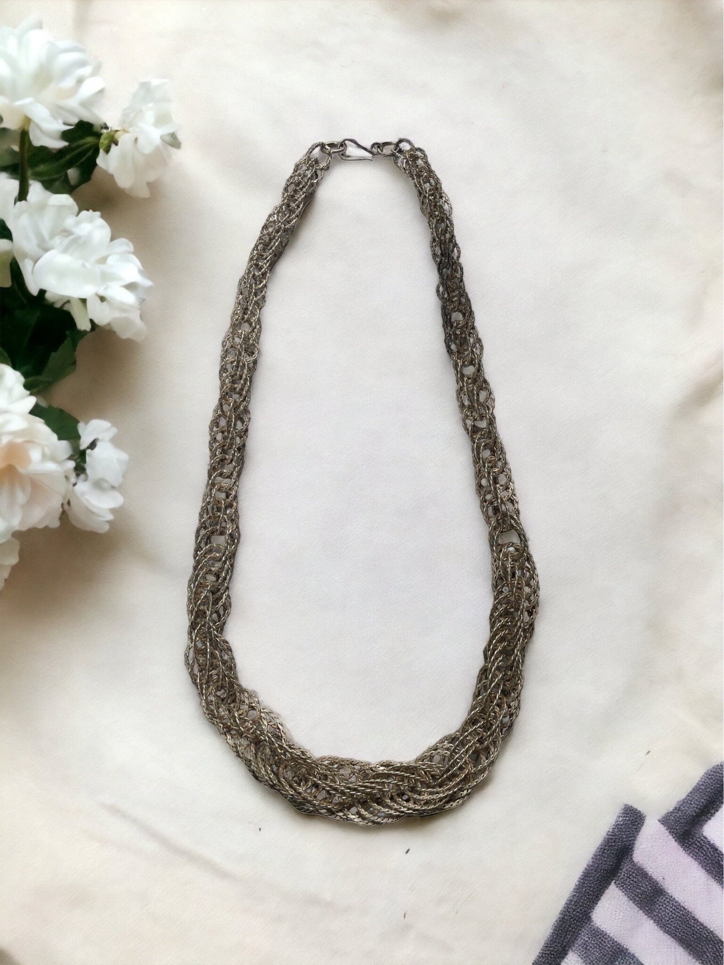 Beautiful vintage silvertone graduated metal necklace - approx. 22 inches