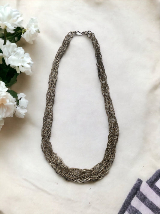Beautiful vintage silvertone graduated metal necklace - approx. 22 inches
