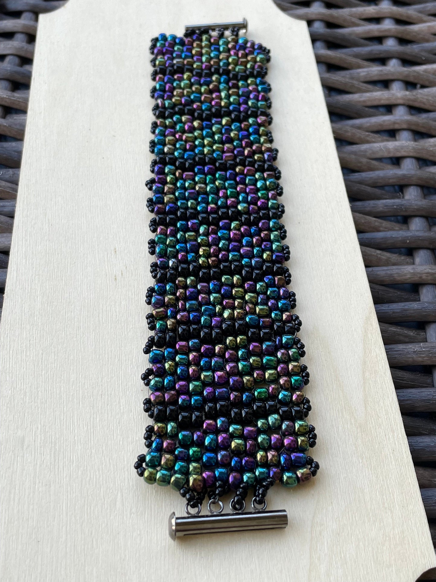 Stunning vintage royal blue iridescent handmade bead woven vintage beadwork bracelet with silvertone toggle clasp