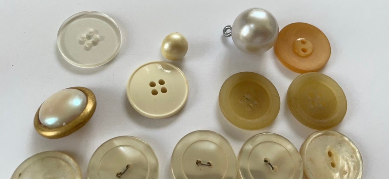 Lot of vintage buttons - from Holland and elsewhere - mother of pearl and shades of white / cream / yellow
