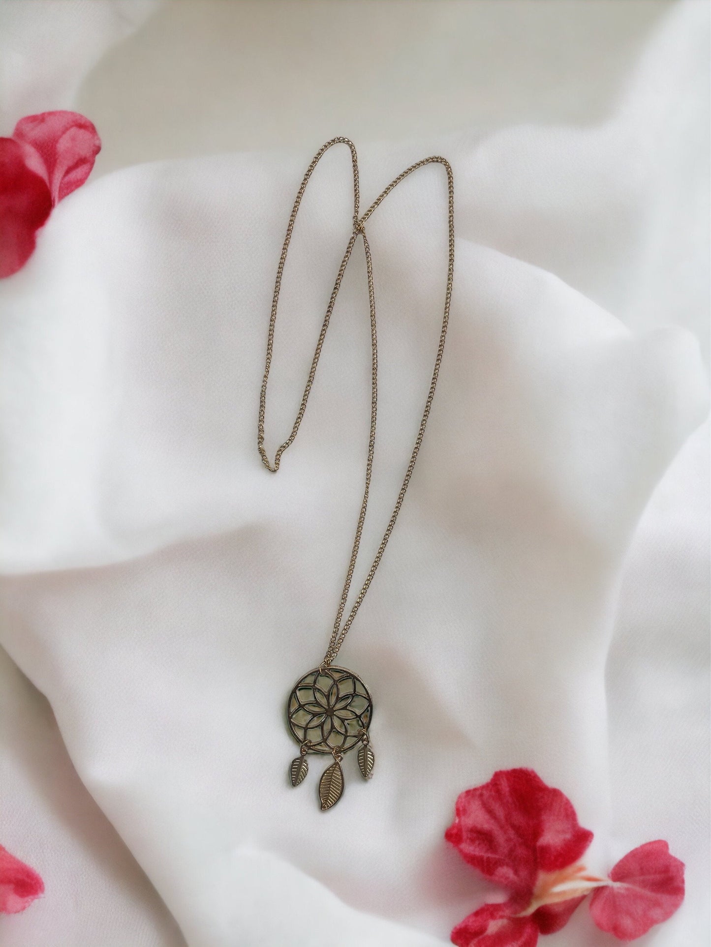 Stunning vintage dreamcatcher necklace with feather dangles