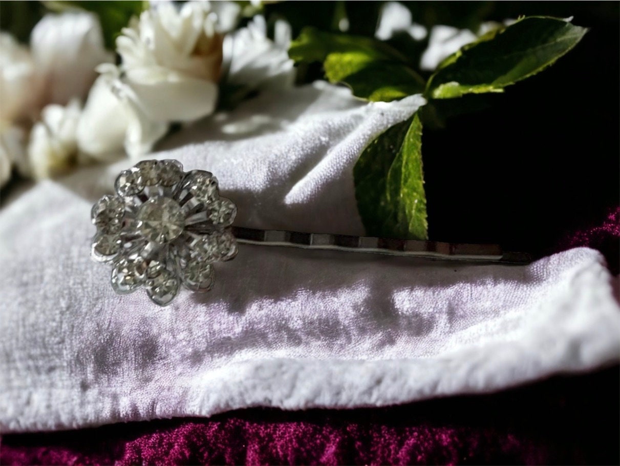 Unique crystal flower hair pin made of upcycled vintage components